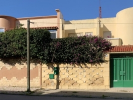 Tanger, proche des arènes, dans quartier résidentiel recherche, calme, villa sur un jardin clos arboré .